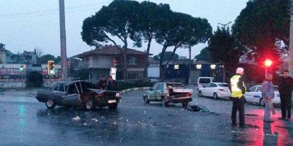 Çalıntı araçlar polis otosuna çarptı: 1'i polis 3 yaralı