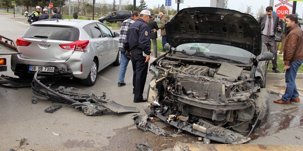 Bakan Kılıç'ın konvoyunda kaza: 2 polis yaralı