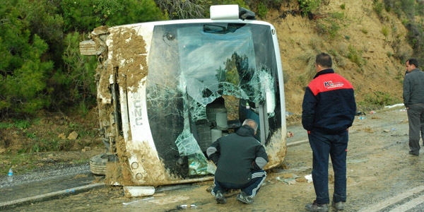 Tur otobüsü devrildi: 1 ölü, 18 yaralı