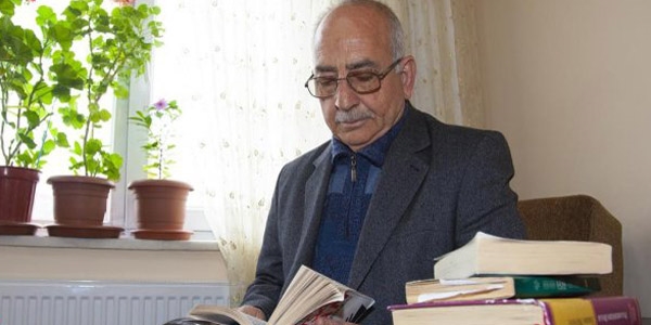 67 yandaki emekli retmen 20 bin kitap okudu