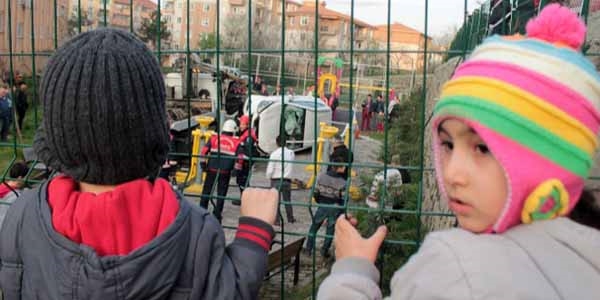 Otomobil çocuk parkına uçtu: 2 yaralı