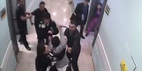 Hasta yakını, hastane görevlilerine bıçakla saldırdı