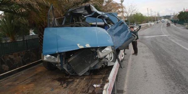 Otomobil kamyona �arpt�: 2 �l�