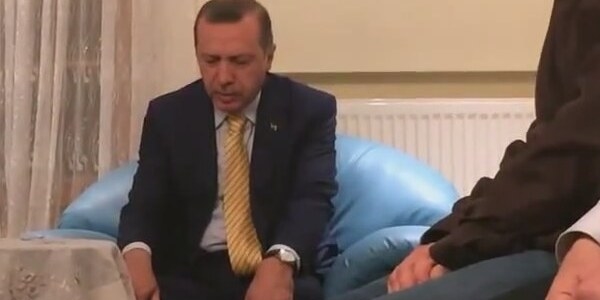 Erdoğan, taziye evinde kuran okudu- Video