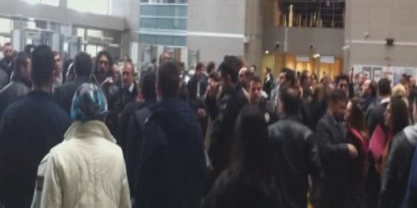 Polisler ve avukatlar arasında gerginlik