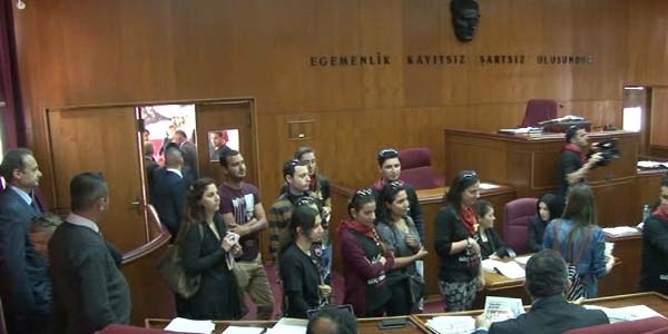 KKTC'de öğretmenler meclisi bastı