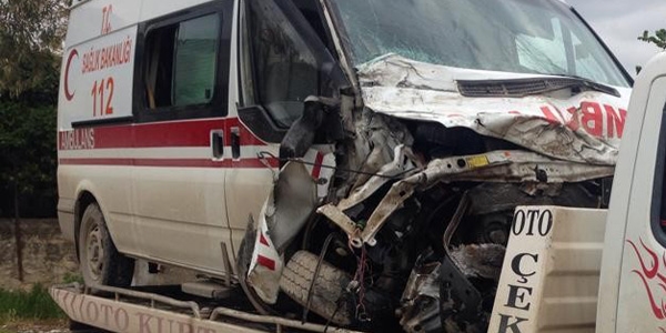 Osmaniye'de ambulans ile kamyon çarpıştı: 2 yaralı
