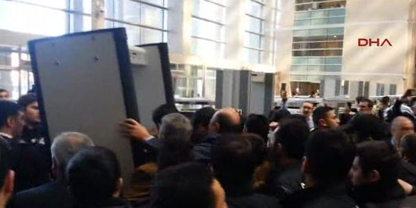 İstanbul Adliyesi'ndeki arama gerginliği devam ediyor