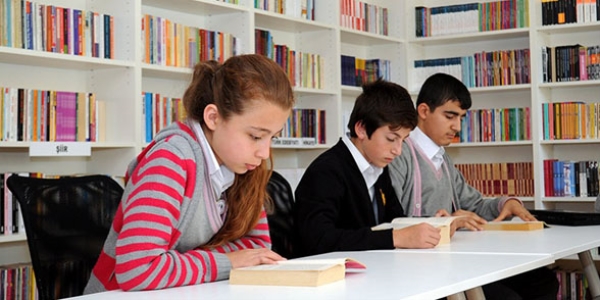 K�t�phanenin ad� var, kendi yok