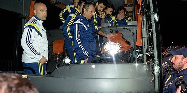 Fenerbahçe otobüsüne pompalı silahla saldırıldı