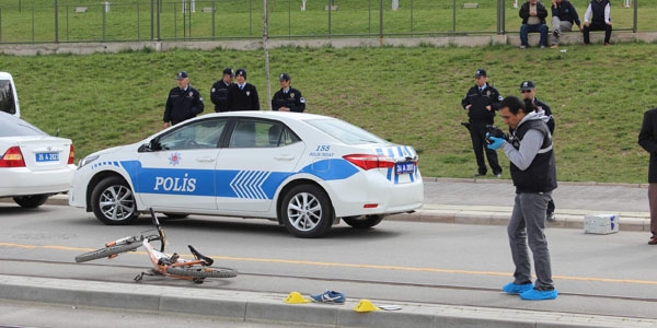 Polis aracının çarptığı çocuk ağır yaralandı