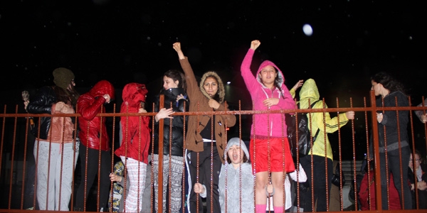 Yurtta kalan kız öğrencilerden gece yarısı eylem!