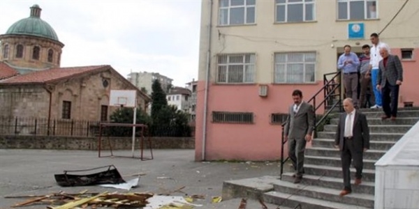 Okul çatısı uçtu: 13 yaralı