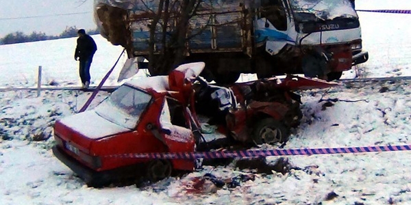 Karabk'te trafik kazas: 1 l, 2 yaral