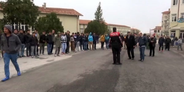 Okulu pompalı tüfekle bastılar!