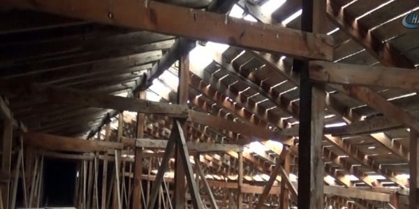 Kuvvetli r�zgar okulun �at�s�n� u�urdu