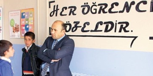 Silopi'deki köy okuluna bilişim sınıfı açan öğretmen