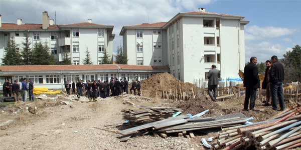 Okul bah�esindeki in�aatta g���k: 2 �l�