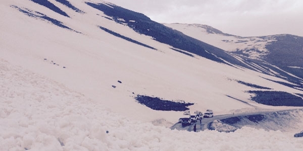 Karayollar� ekibinin �zerine ��� b�yle d��t� / Video