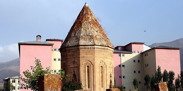700 yıllık kümbet eski silüetine kavuşacak
