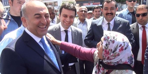 Atanamayan öğretmen annesi Bakan'ın yolunu kesti!