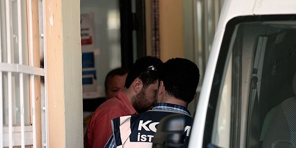 G�zalt�na al�nan polislerin  ifadeleri al�n�yor