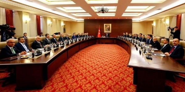 �n�n� ile ba�layan 3 bakan�n istifas� gelene�i kalkacak