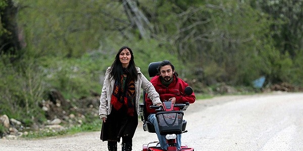 Engelli oğluyla üniversite yollarını aşındırıyor