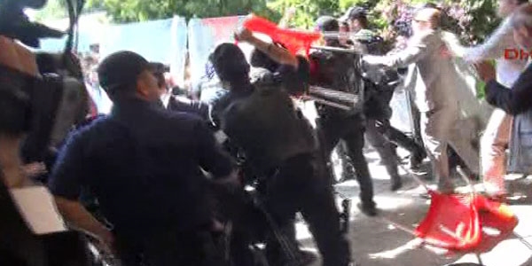 �niversitede sandalyeli kavga