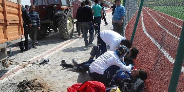 Maça giden öğrenciler kaza yaptı: 17 yaralı
