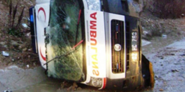 Ambulans kaza yapt: 5 yaral