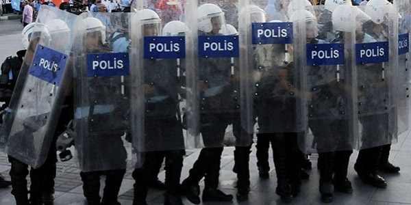 İki polise 'eziyet' suçundan hapis cezası