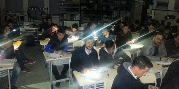 Do�u Karadeniz'in 6 ilinde d�n ak�am elektrikler kesildi