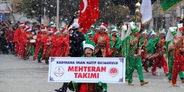 Kar yağışı altında 23 Nisan korteji