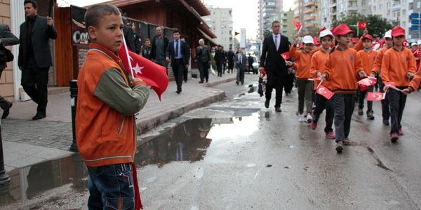 Yaşıtları bayram yaptı, Efe bayrak sattı