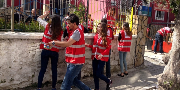 G�n�ll� ��renciler 23 Nisan'da okul boyad�