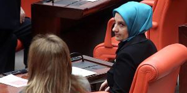 AK Partili vekil TBMM'ye ilk kez t�rbanla geldi