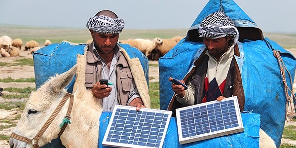 Telefonun şarjı eşek sırtındaki güneş panelinden