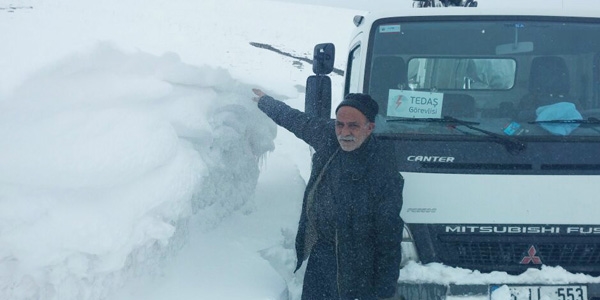 Nisan ayında kar insan boyunu geçti