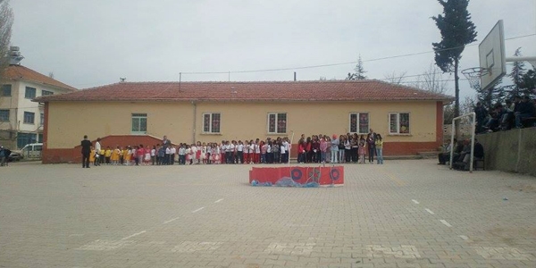 Halat çekme yarışında iki öğretmen yaralandı