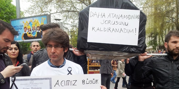 Atanamayan öğretmenlerden tabutlu eylem