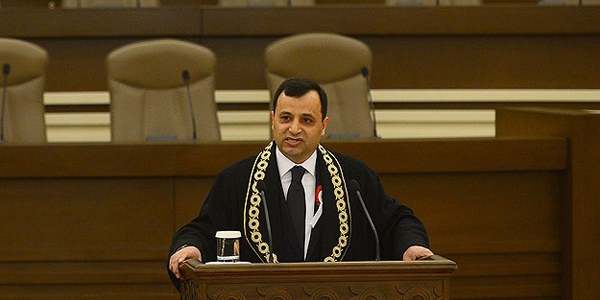 Fikri ve vicdanı hür olmayandan hakim olmaz