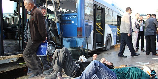 Dolmu� belediye otob�s�ne �arpt�: 15 yaral�