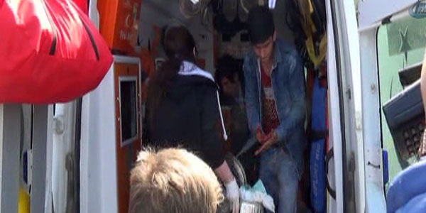 Liselilerin b��akl� kavgas�: 2 yaral�