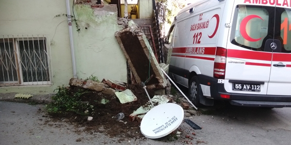 Ambulans evin duvarına çarptı