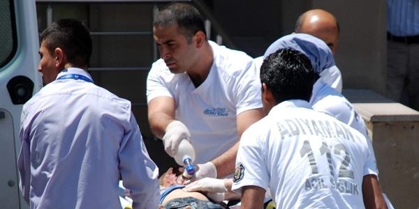 Demir kapının altında kalan öğrenci ağır yaralandı