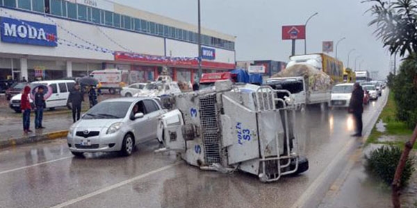 Z�rhl� polis arac� devrildi: 3 yaral�