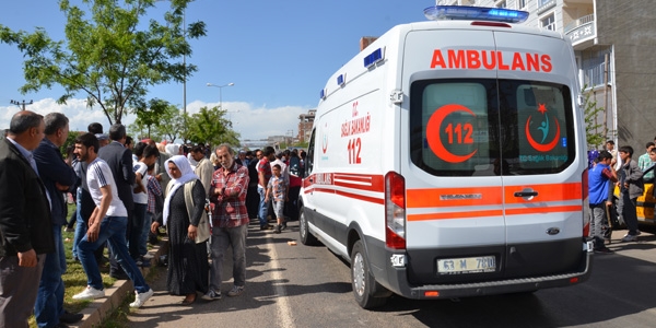 Motosikletin çarptığı 2 öğrenci yaralandı