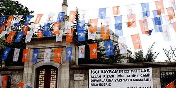 Cami duvarında ilginç 1 Mayıs pankartı