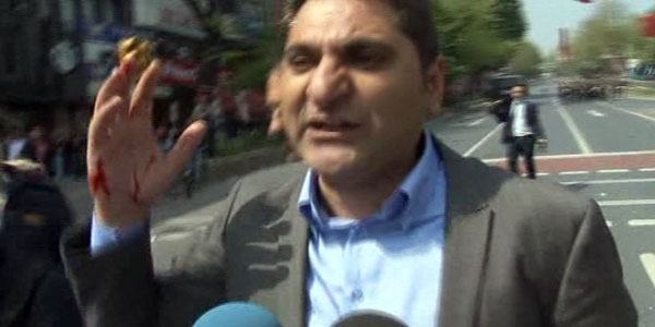 CHP'li vekil gözaltı otobüsünün camını kırdı / Video